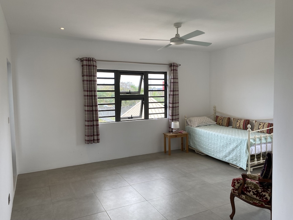 Charming 4-bed Villa in Beau Vallon view 4