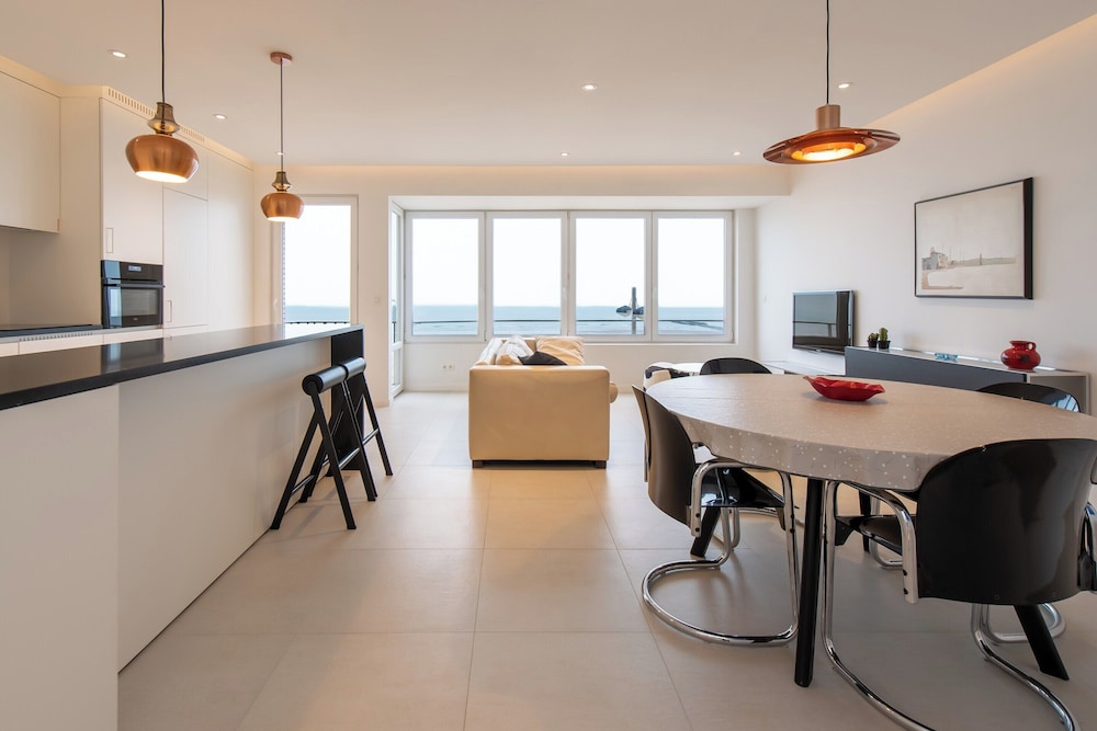 Apartment on Zeedijk With Sea View