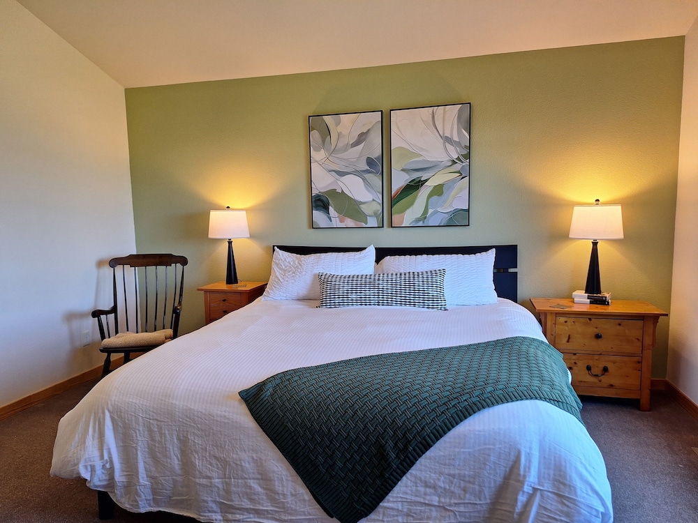 Rigden Retreat Garage, Dog Friendly, Near Trails