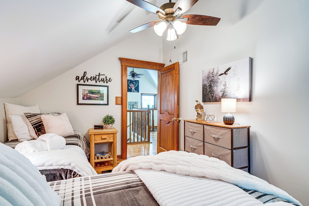 Charming Cottage: Steps to Lake Wandawega!