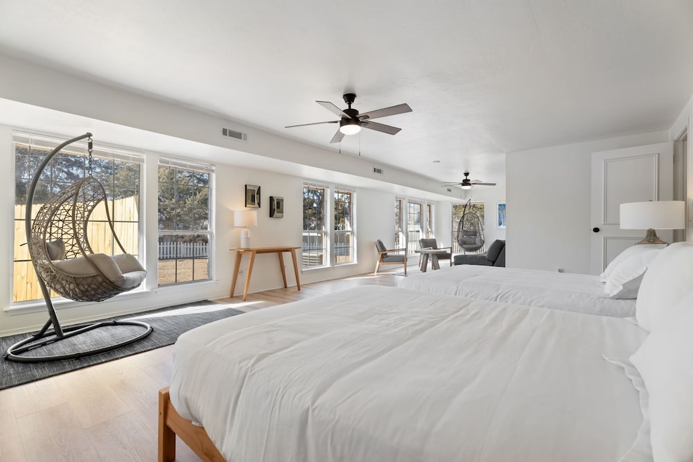 Spacious Lakefront View With Hot Tub and Pool NH
