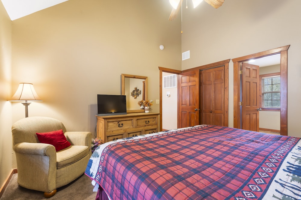 Creekside - 2 BDR Resort Cabin in Epic Location! view 3