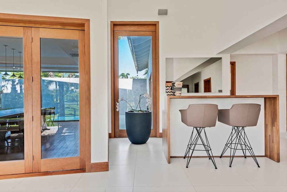 Modern Oasis Stunning Views of Golf Course River
