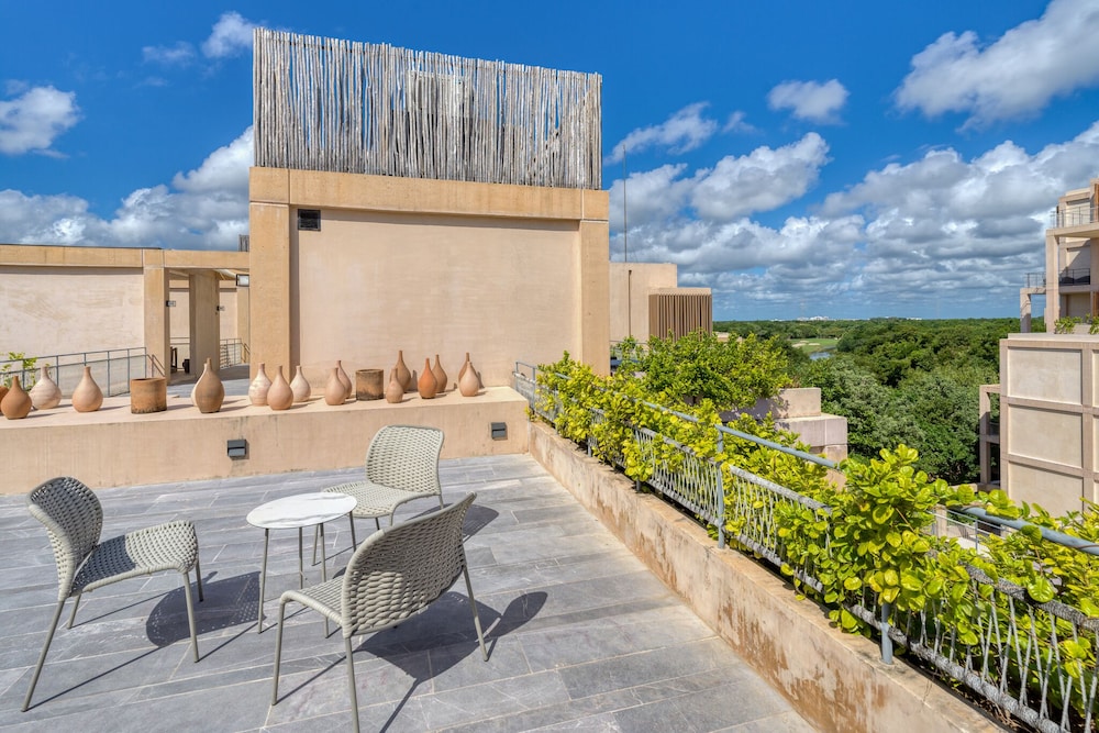 Corasol Modern Apt with Terrace