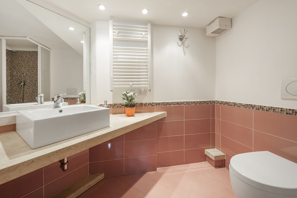 Inviting 3-bed Apartment in Roma 4mins to Colosseo