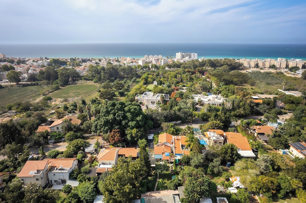 Relax in a Garden Oasis by Sea N' Rent