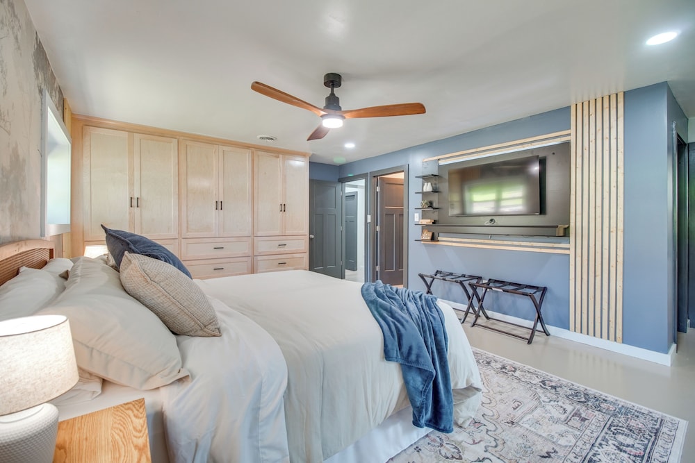 Waterfront Hot Tub - Luxe Home on Grand Lake!
