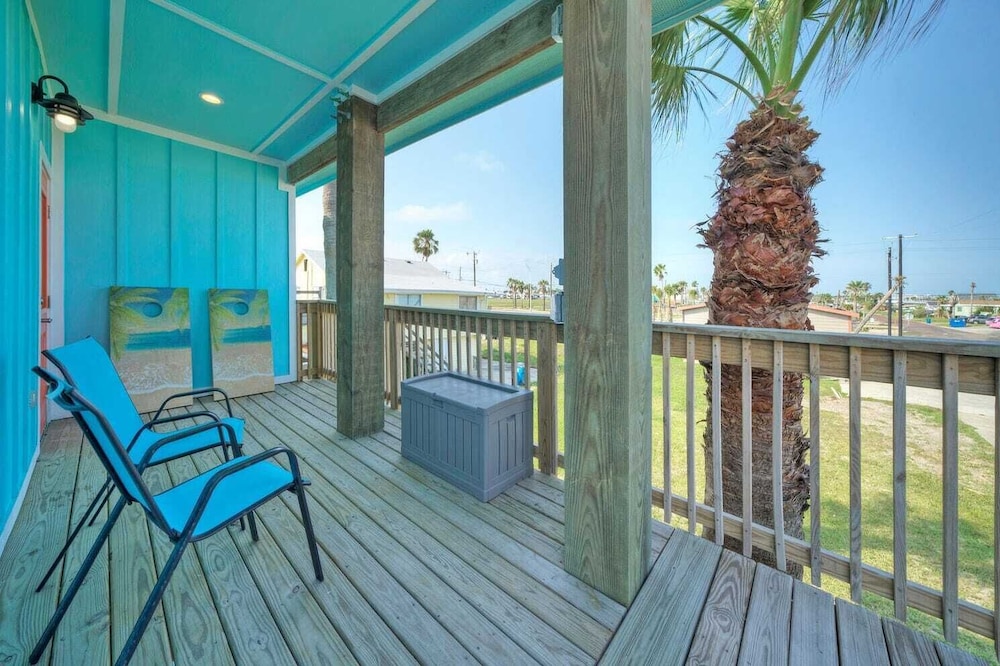 Sleeps 22! 2 Homes Priv Pool, Putting Green, Bar, Deck, Prime Port A Location