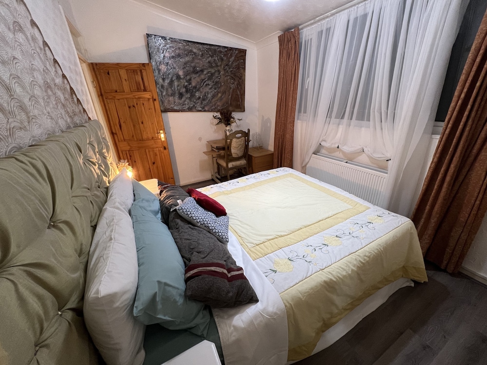 Stunning 3-bed House in Enfield, can Sleep 10 view 3
