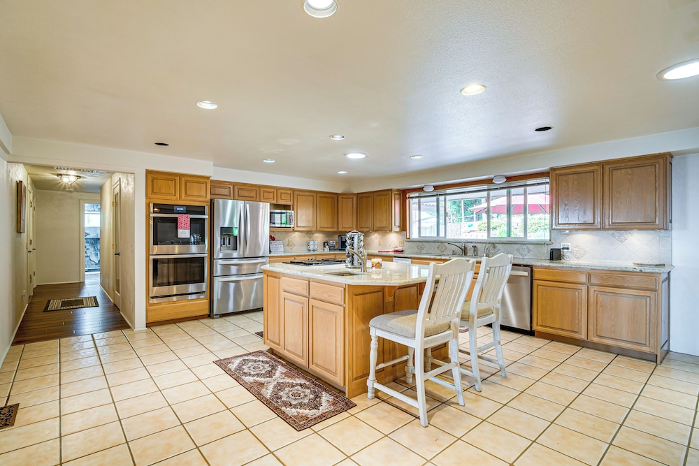 4 Mi to River: Umpqua Valley Villa w/ Fire Pit!