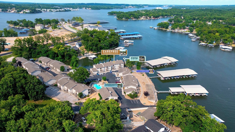 Carefree Tranquility at the Lake Waterfront Stay for 4 With Resort Amenities