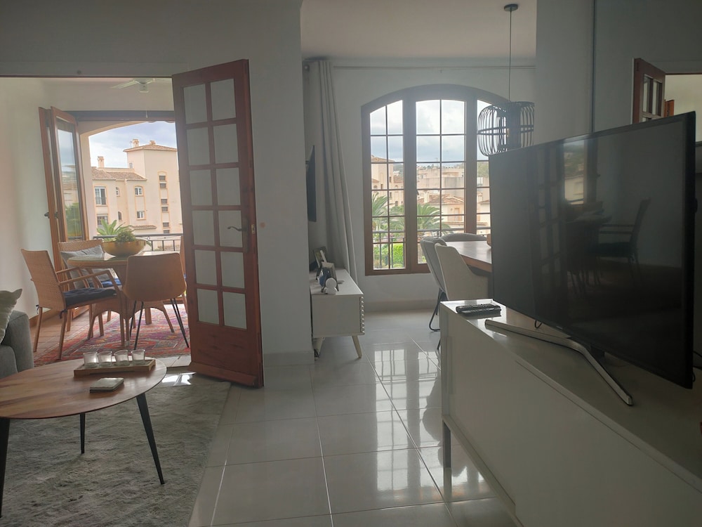 Apartment - Sleeps 4 - Pool - Balcony - Parking