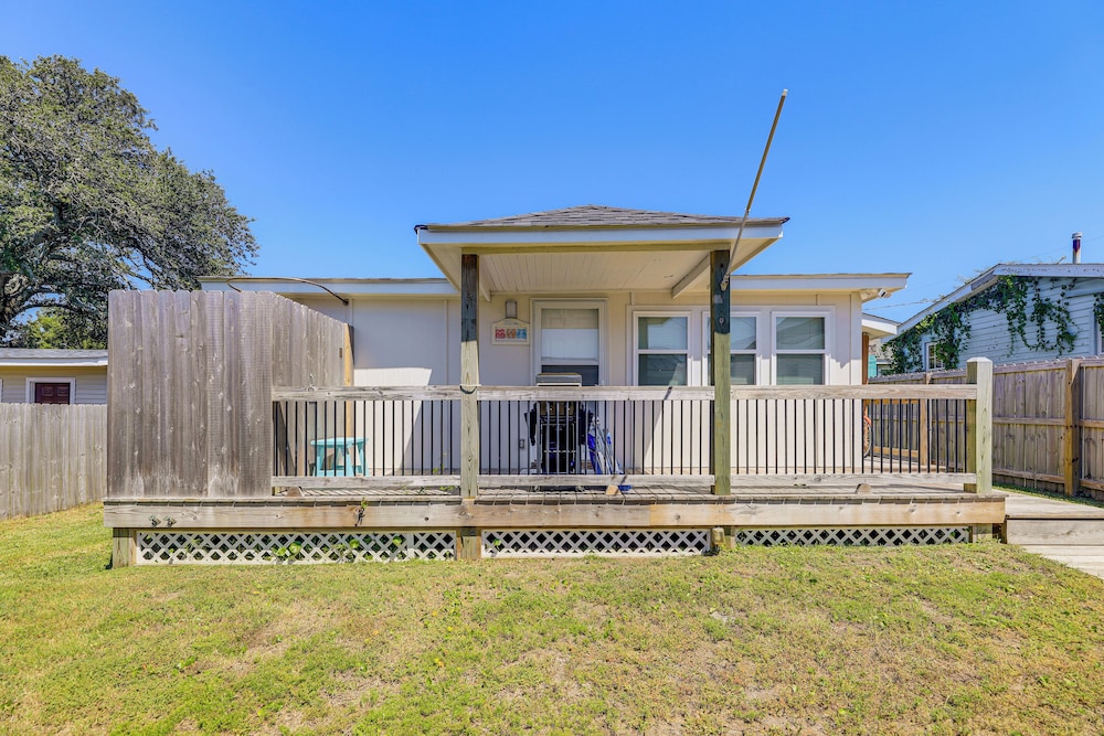 Fenced Yard, Walkable Location: Cozy Beaufort Home