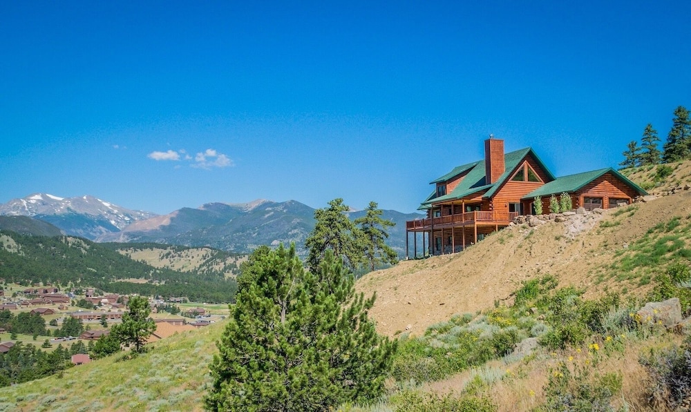 Armstrong Luxury Log Vacation  At Windcliff 4 Bedroom Home by RedAwning