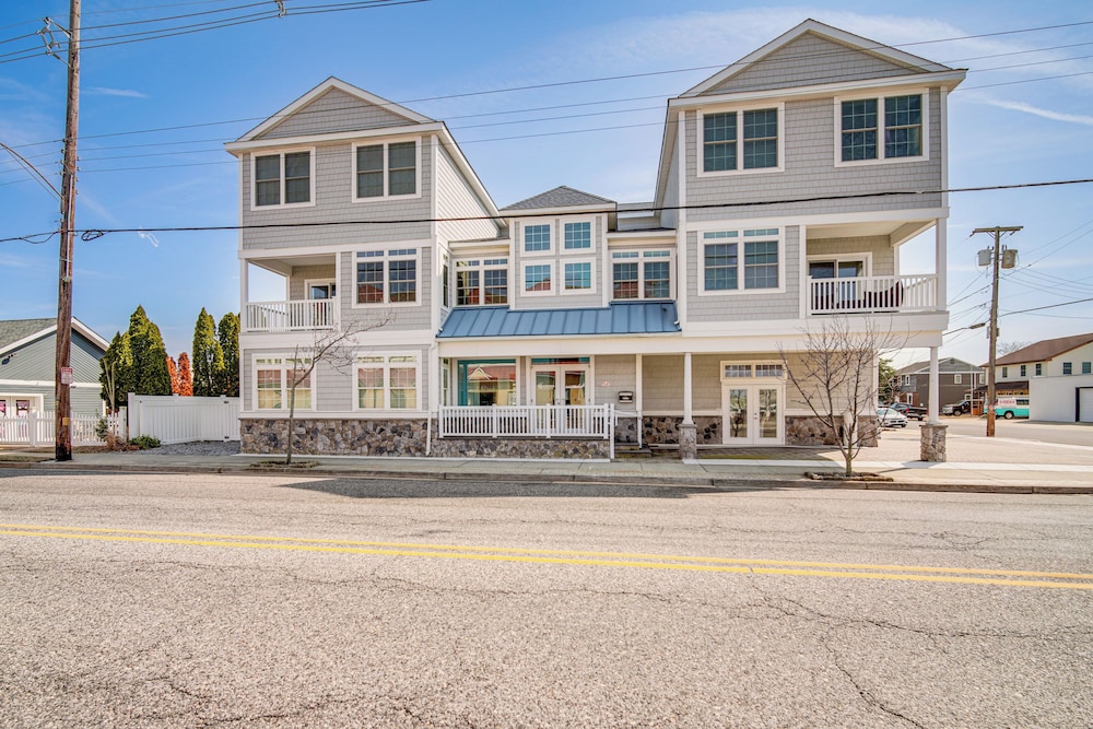 Walk to Beach: Spacious Condo in North Wildwood!