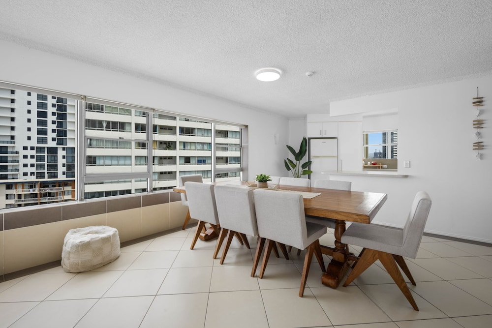 Absolute Beachfront Apartment in Surfers