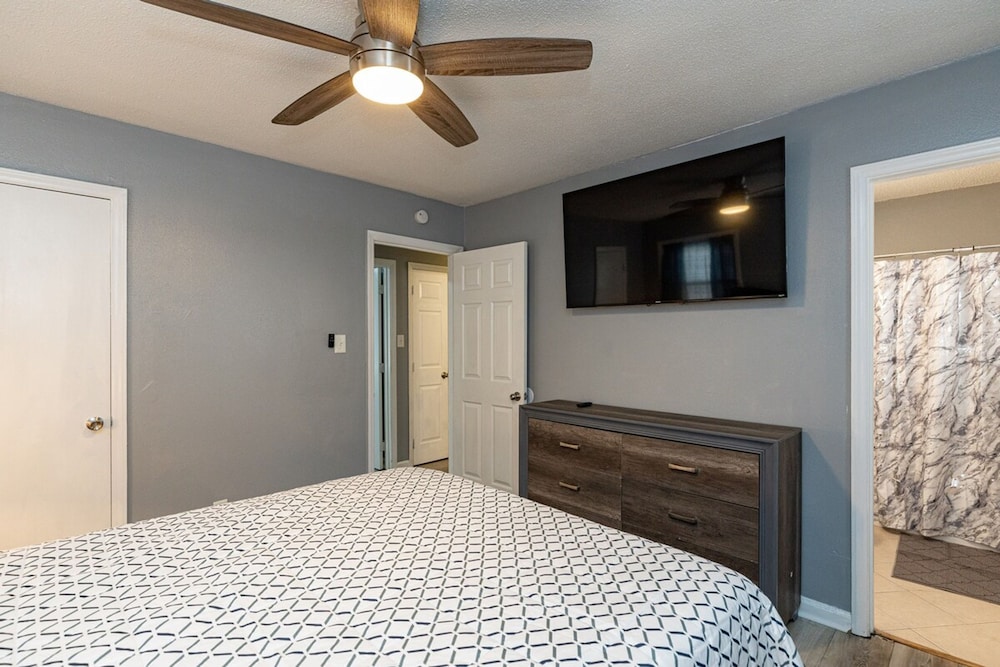 Cozy 3BR Home Patio Grill Free Parking Wi-fi - Property Image 4