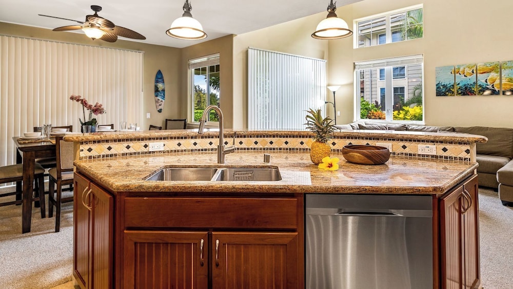 Spacious Ground Floor End Unit - Walk to Beach & Shopping - Vrkcv