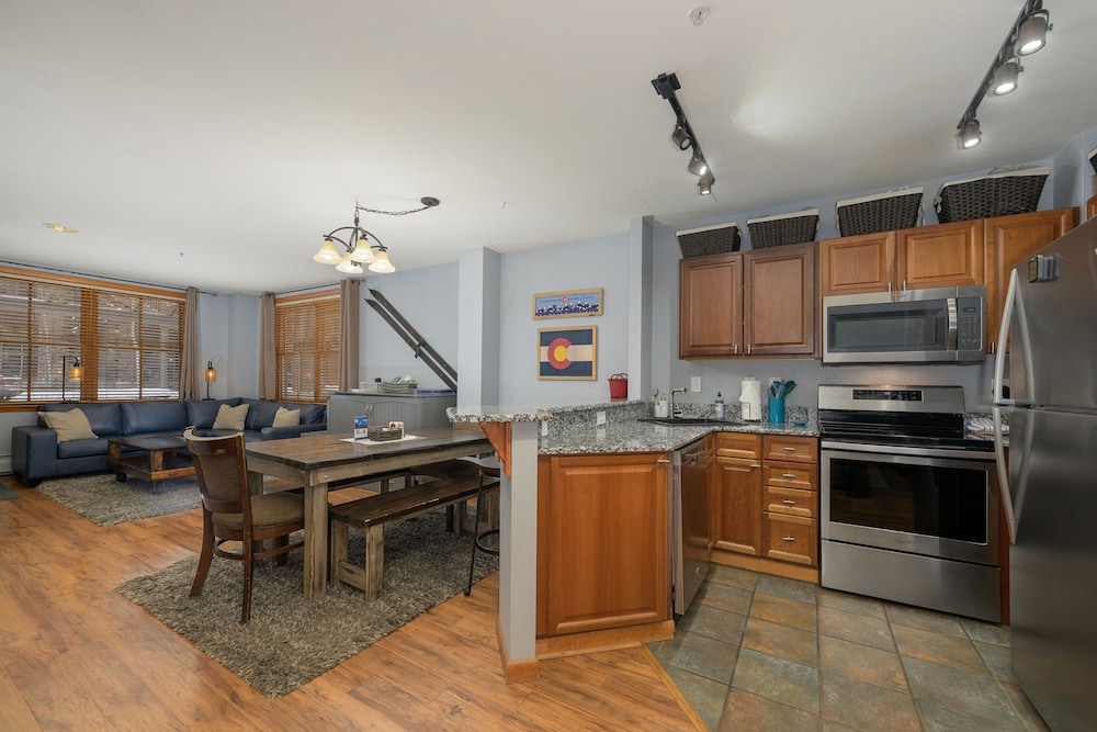 Premium Unit 1100 - One Bedroom - Zephyr Mountain Lodge 1 Condo