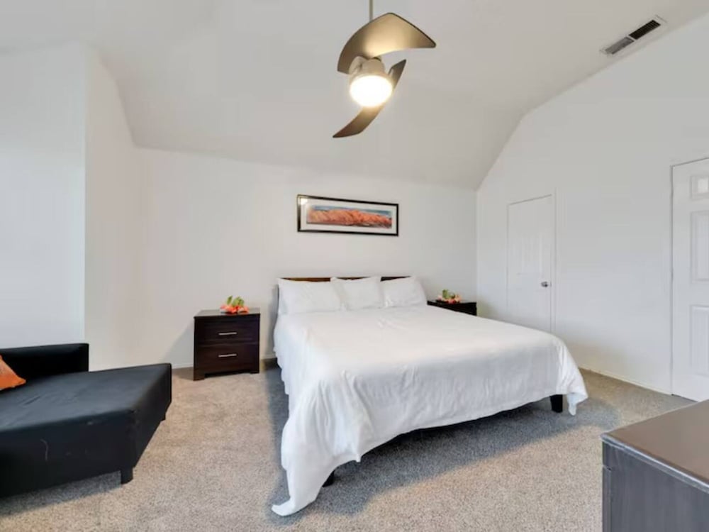 Frisco Castle 3BR Garage Parking Gated Backyard