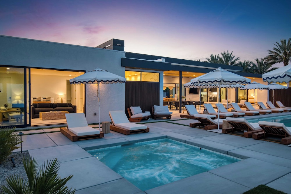 Sleeps 34 2 Villas, Pool, Pickleball + Bocce Polo Villas Elara by Avantstay