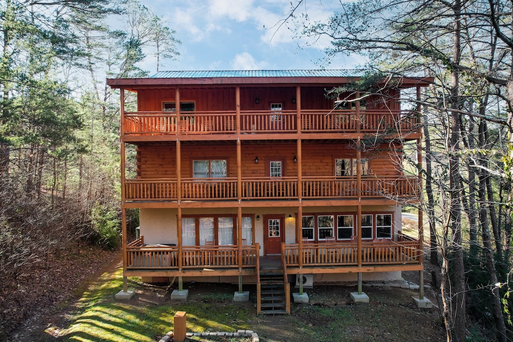 Sycamore by Avantstay Spectacular Mountain Home w/ Indoor Pool, Hot Tub, Home Theatre & Fire Pit! view 4