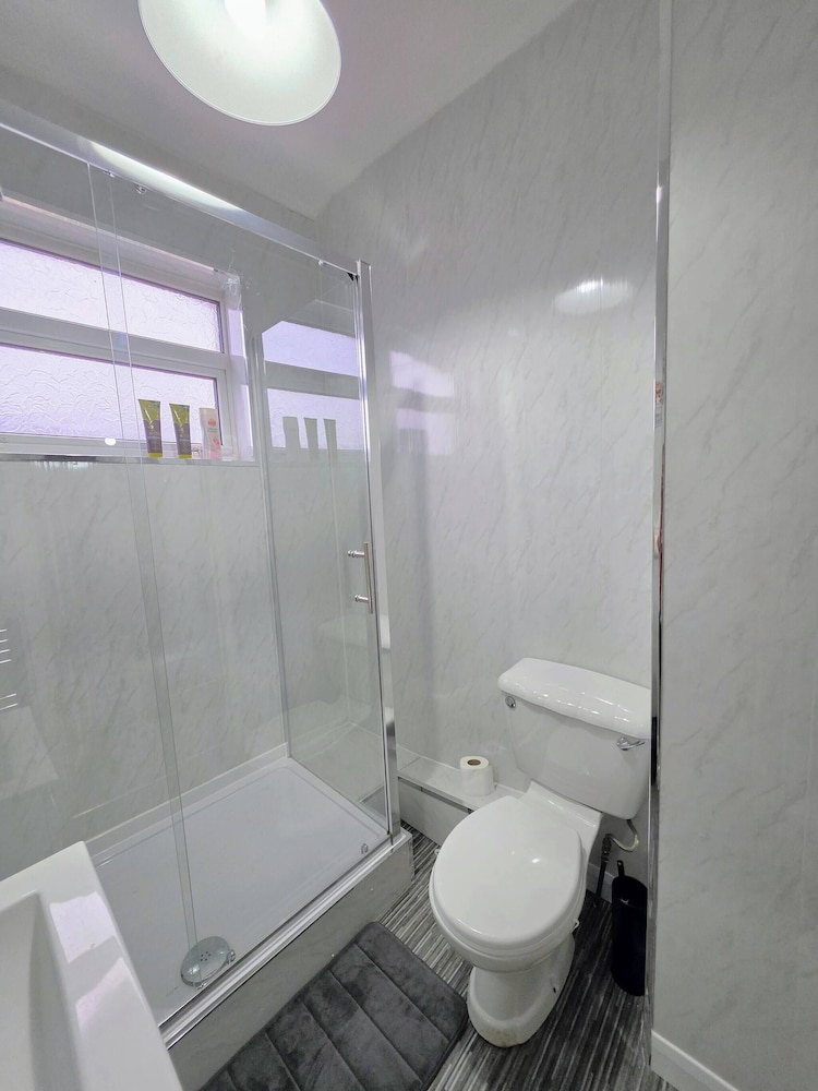3 Bed Home Free Wifi & Netflix Central Location