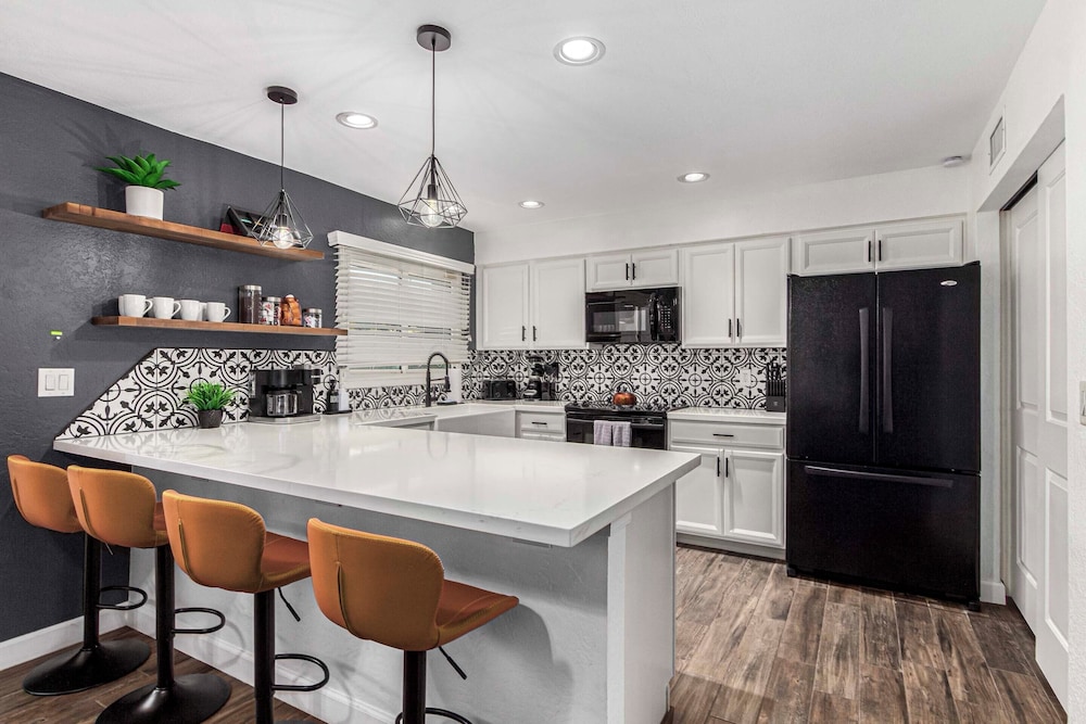 Walk to Old Town & Giants Stadium! Unit w/ Pool