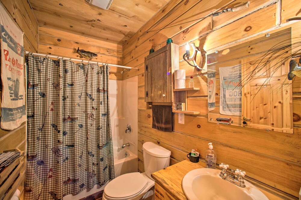 The Lodge in Powersville w/ Game Room & Fire Pit