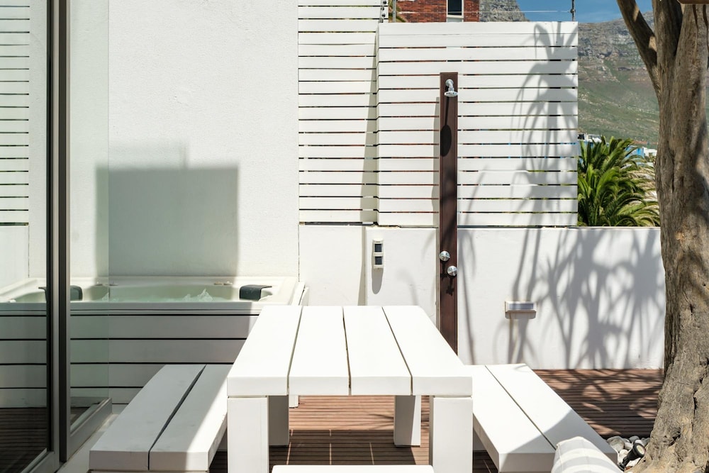 Villa Bleu Blanc in Camps Bay With Pool and Views
