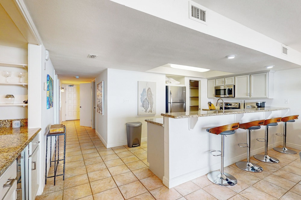 All-suite Beachfront 3BR w/ Gulf Views & Pools