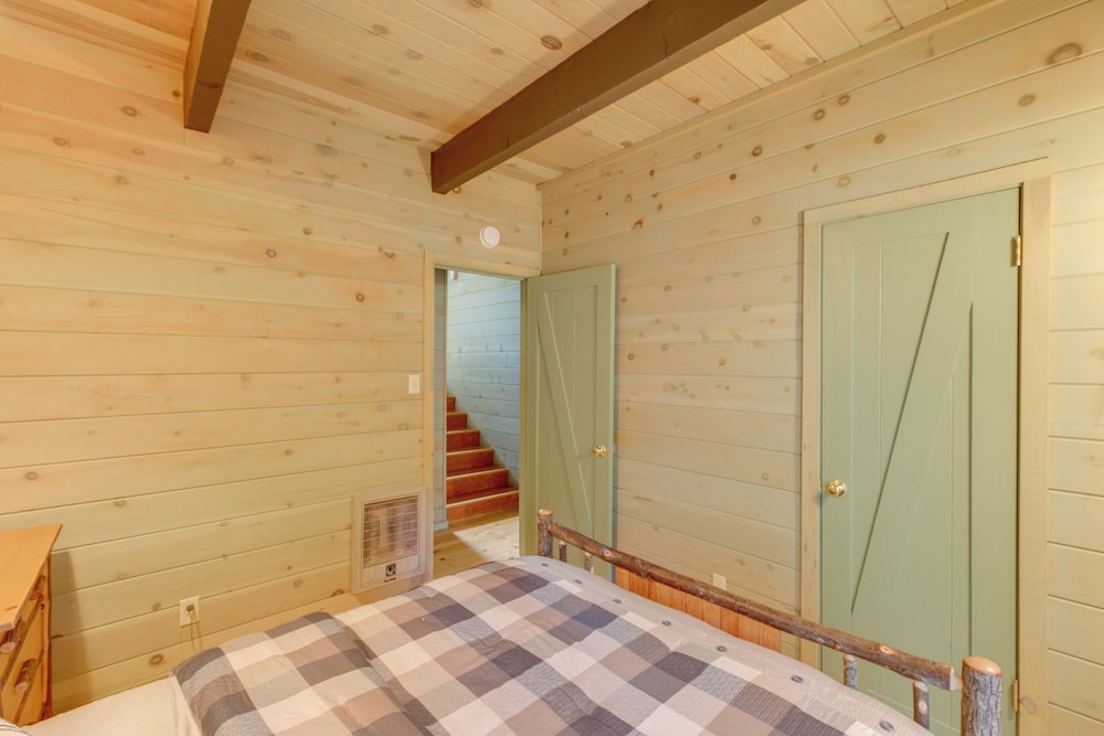 1 Mi to Beach & Golf Course! Lake Almanor Cabin