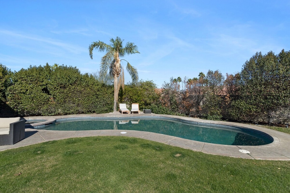 Stunning 5 Star Home Retreat Private Pool Spa BBQ 4 BR