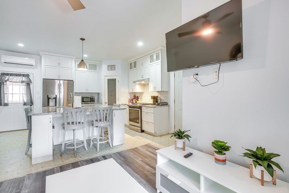 4 Mi to Lake Logan: Hocking Hills Apartment