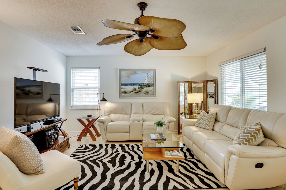 4 Mi to St Simons Beach: Home w/ Furnished Deck