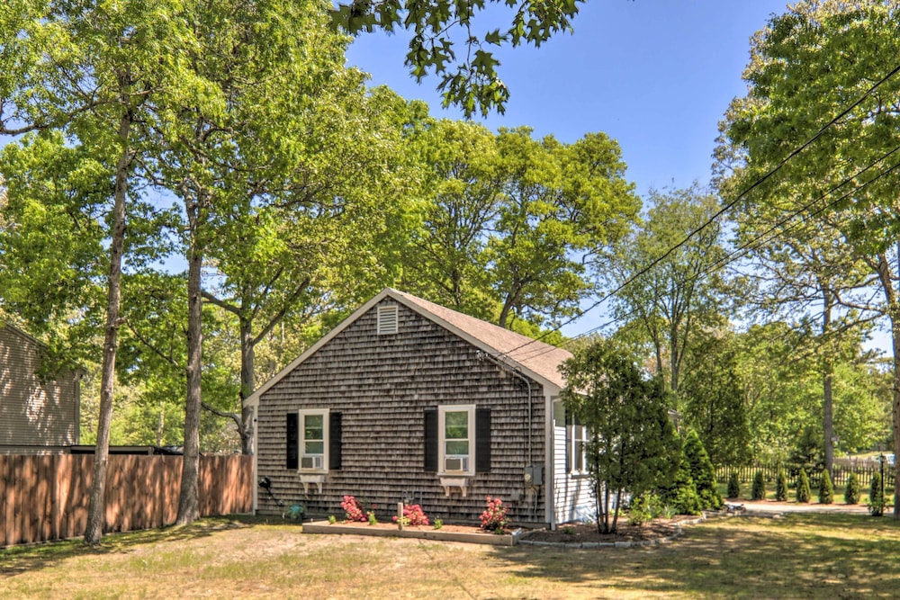 Cape Cod Escape ~ 2 Mi To Beaches & Dining! view 4
