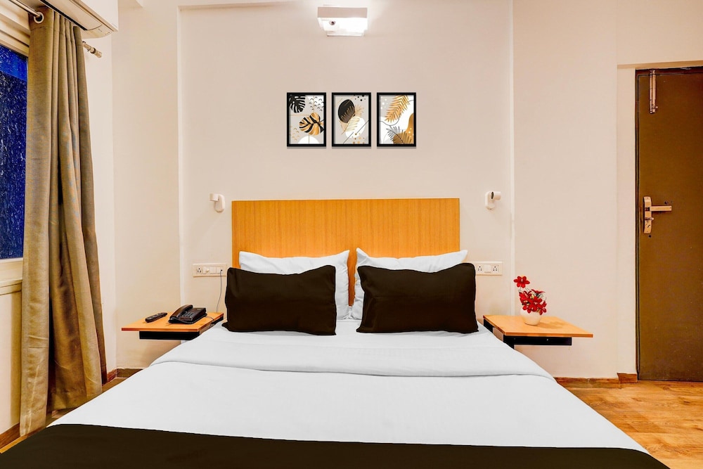 Spacious Comfort Stays Near Aerospace Museum