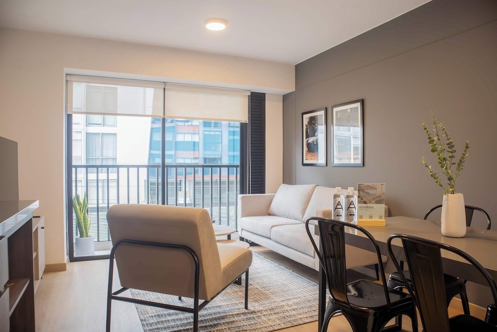 w Striking 1BR Duplex in Miraflores