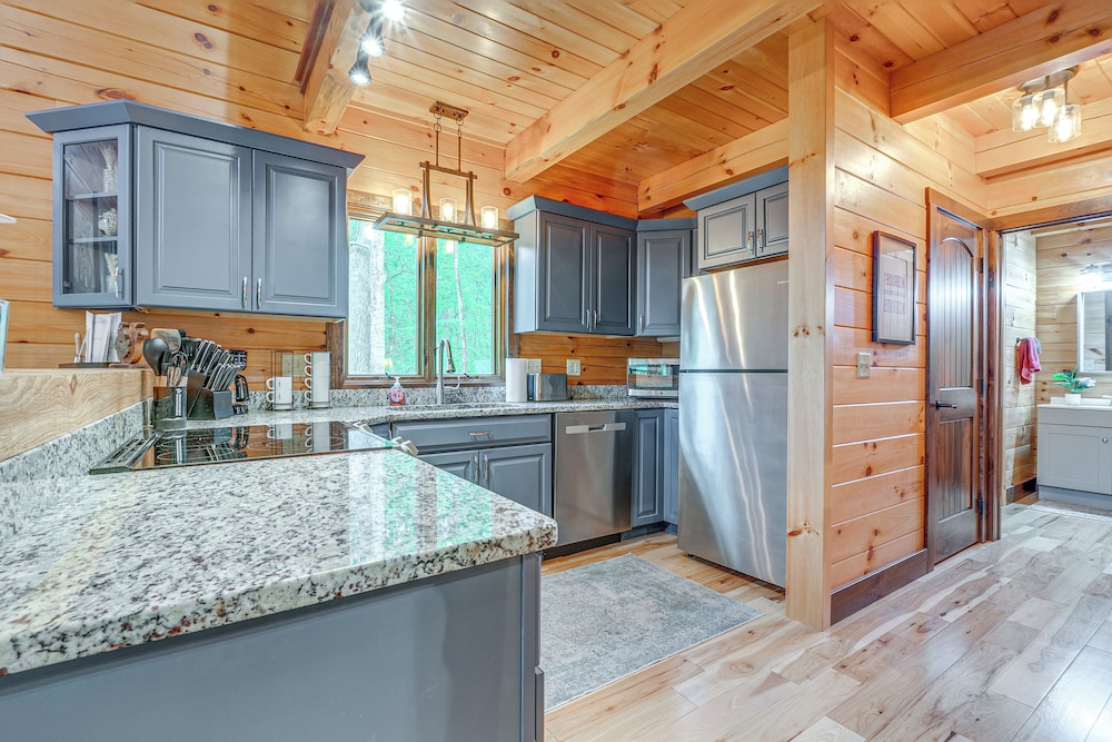 15 Mi to Hocking Hills: Secluded Cabin w/ Hot Tub