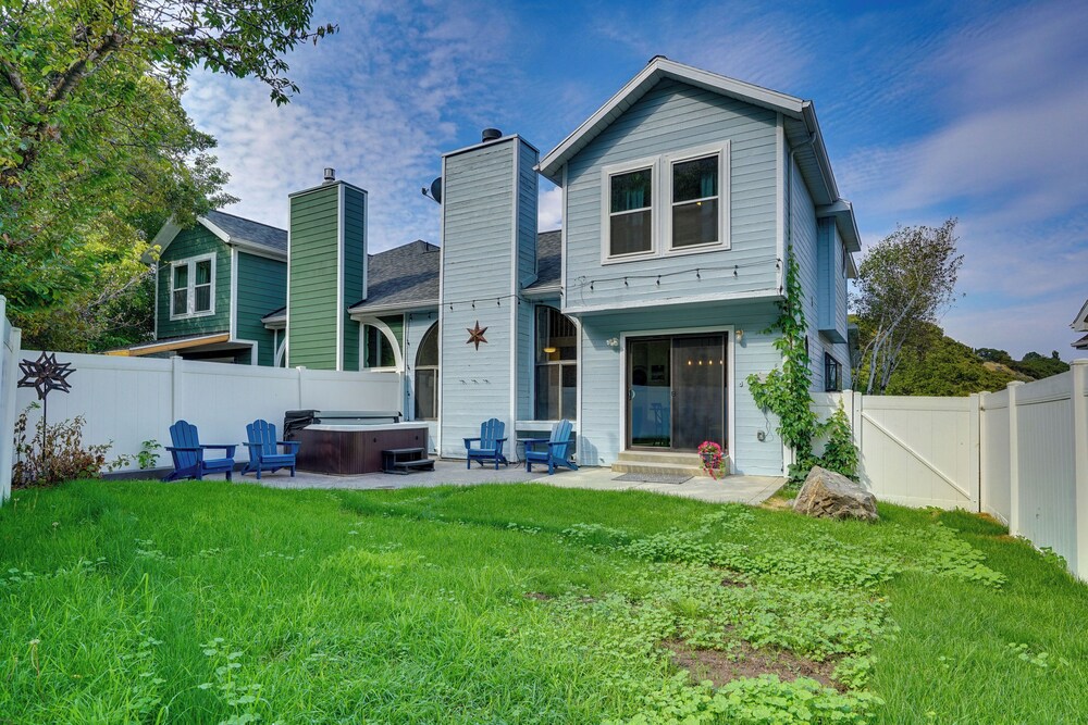 Mtn Views & Canyon Access: Cottonwood Heights Home