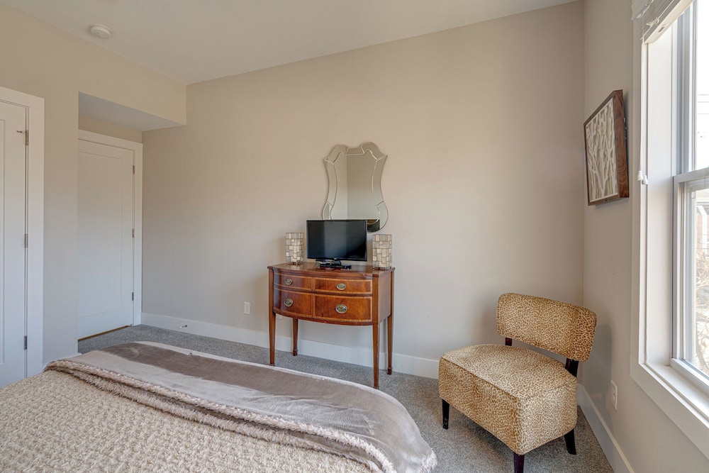 Cultured Coach - Mins to Broadway - Private Rooftop