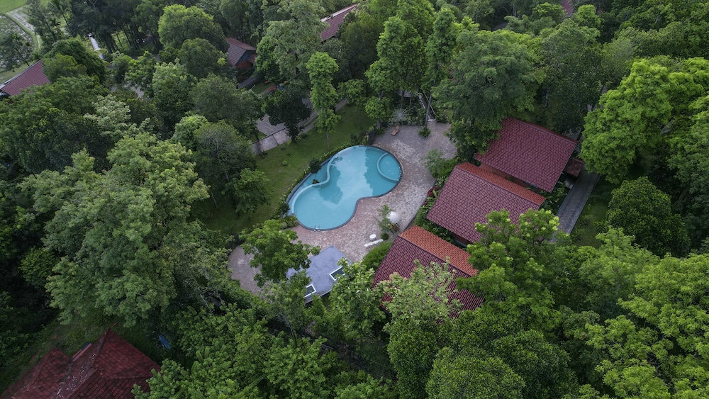 Crystal Kuruva Nature Resort & Spa