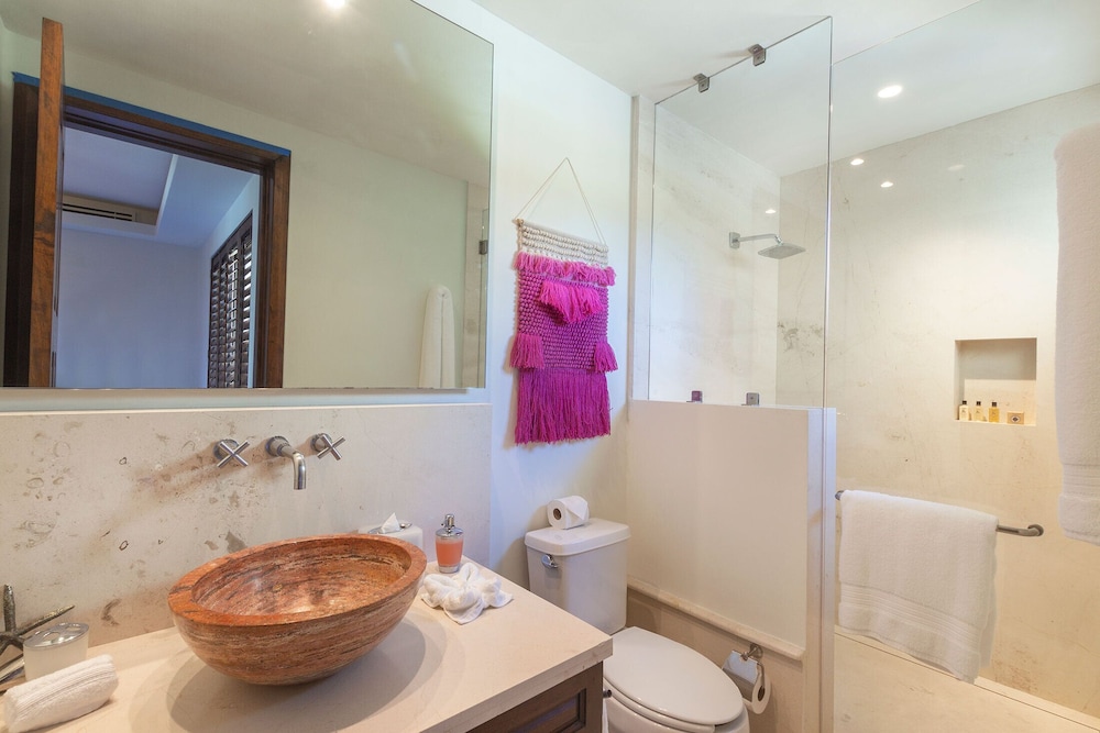 Calm and Cosy 4 Bedroom Condo - Property Image 7
