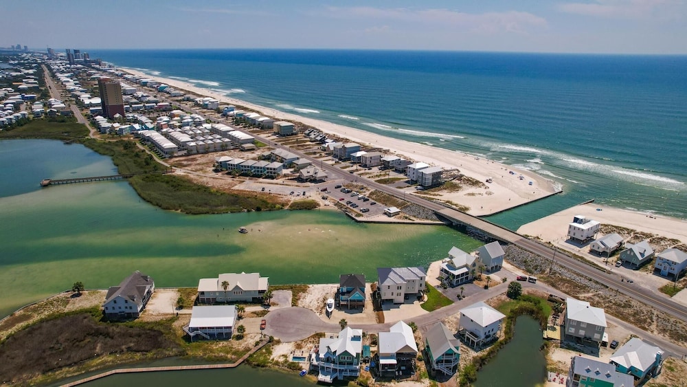 The Pelican 4 Bedroom Home by RedAwning