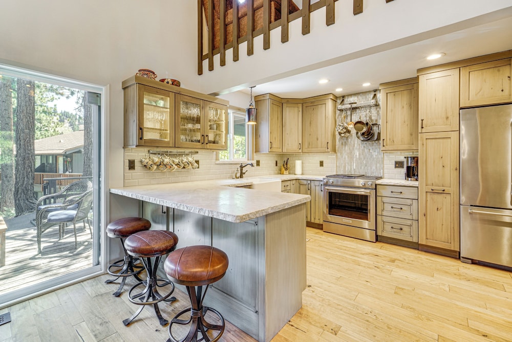 Walk to Diamond Peak: Luxe Chalet w/ Mtn-view Deck