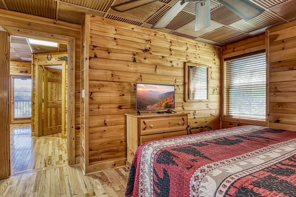 Ern857 - A Dream Come True - Great Location! Close To All The Action! 3 Bedroom Cabin by RedAwning view 5