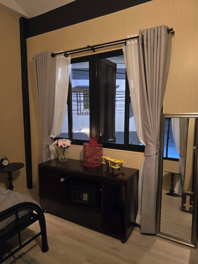 Homey Home UP Themed Near MRT Samyot