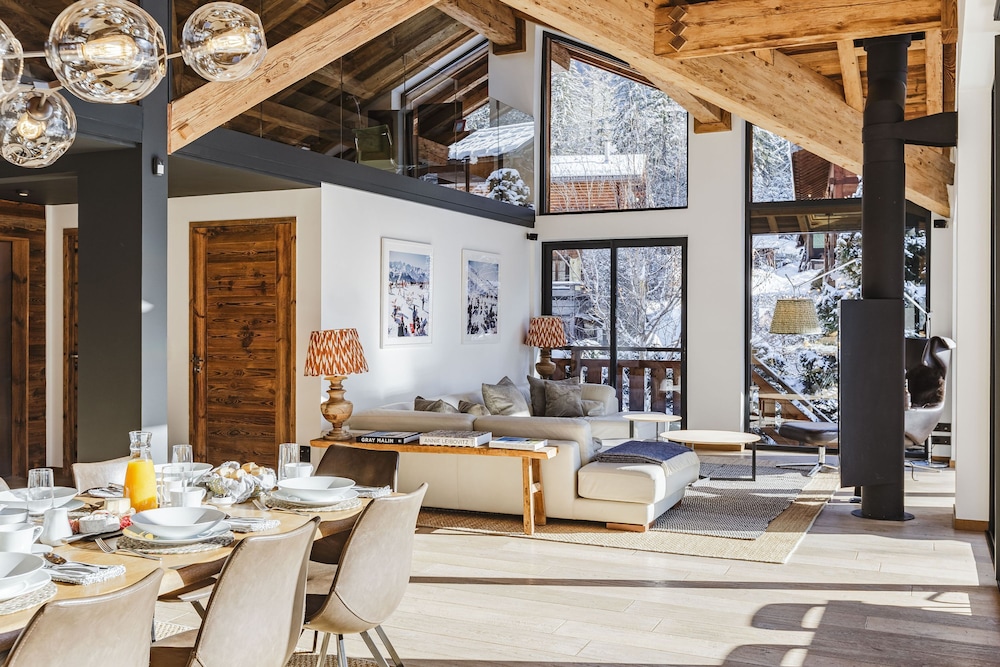 Chalet Black Squirrel Luxury Retreat With hot tub Sauna
