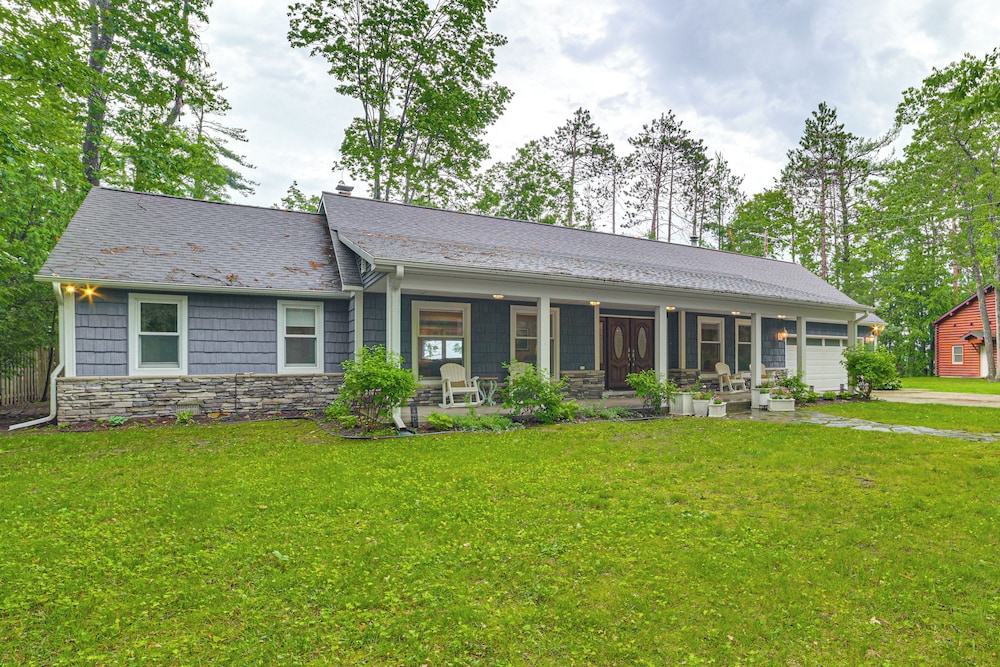 Sunroom, Dining Pavilion & More: Gem on Burt Lake!