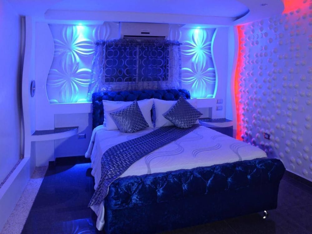 Luxury 14 Bedroom Villa Walking to Clubs/beaches! view 5